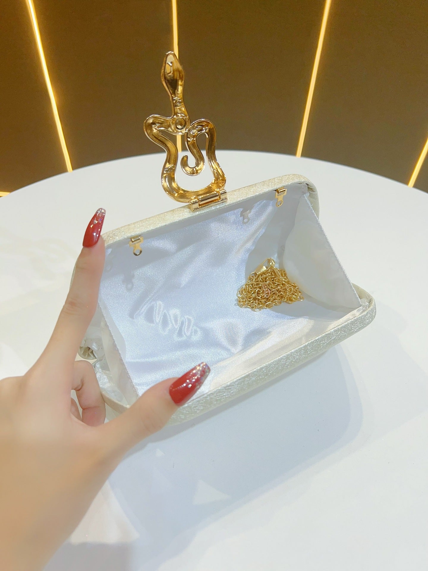Sleek clutch with gold snake clasp - Linjisu