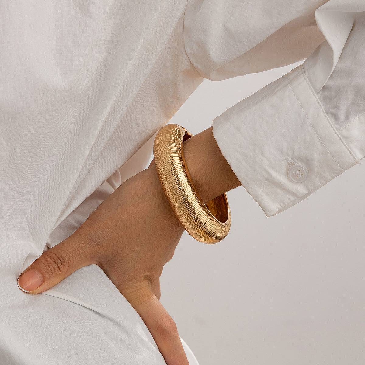 ridged silver cuff bracelet with rounded edge – AOURA