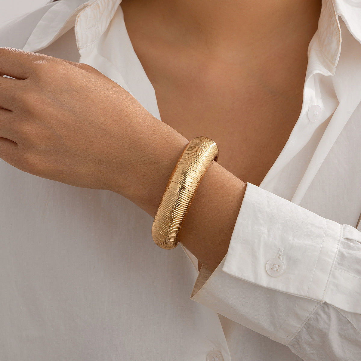 ridged silver cuff bracelet with rounded edge – AOURA