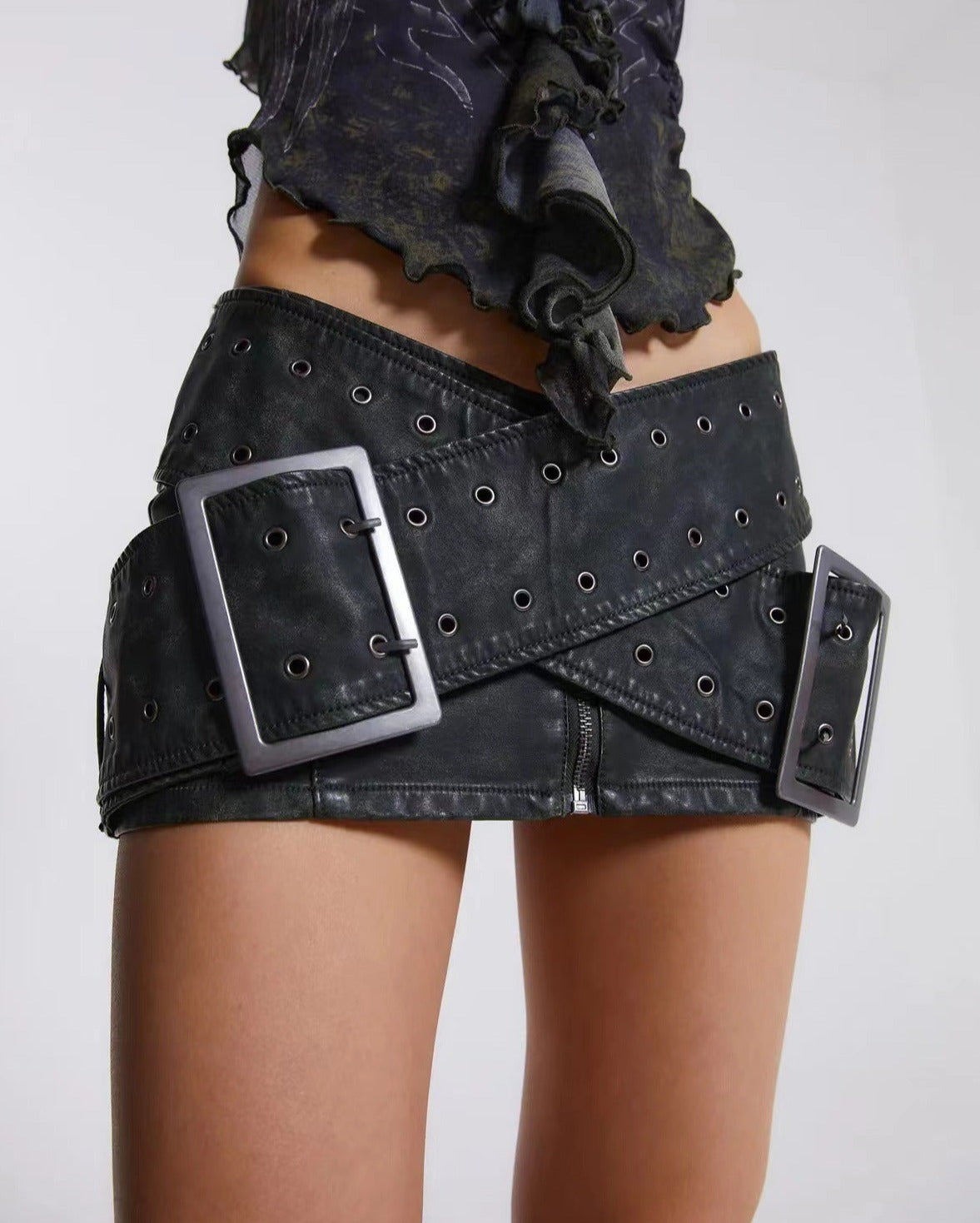 leather mini skirt with oversized buckle detail - Firwxdt