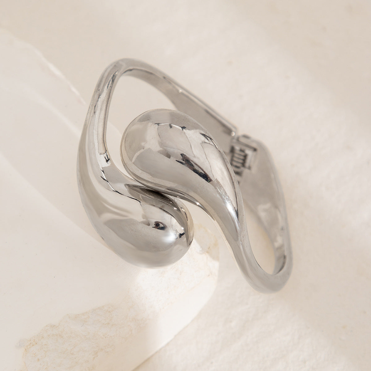 sculptural teardrop cuff bracelet in gold finish – ARIAV