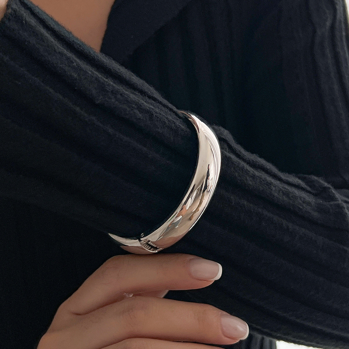 minimalist gold cuff bracelet with rounded finish – NORES