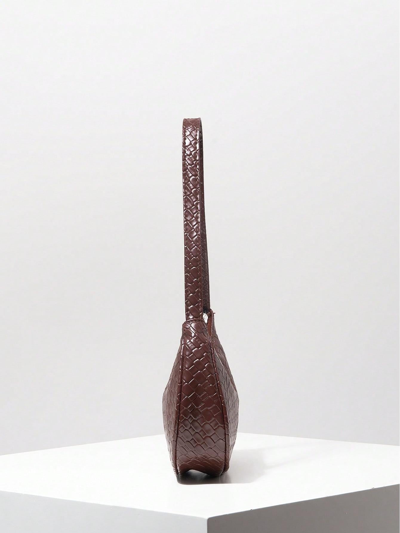 Crescent shoulder bag with woven leather finish - Munda