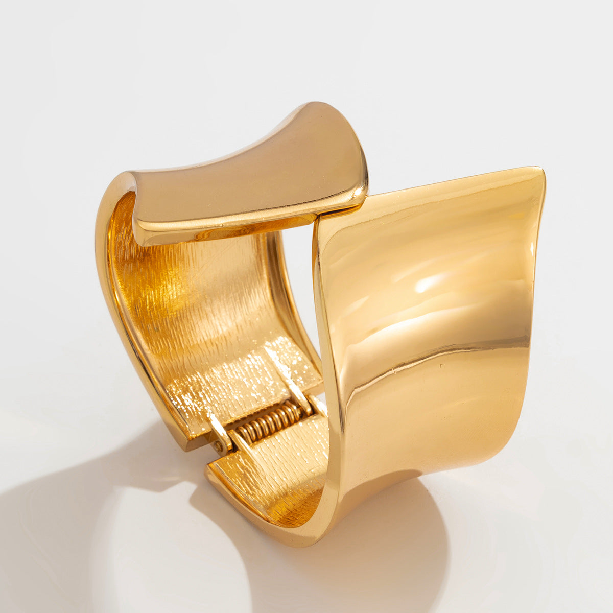 Wide wave bangle with asymmetrical ends - Limky