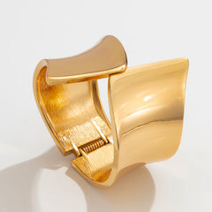 Wide wave bangle with asymmetrical ends - Limky