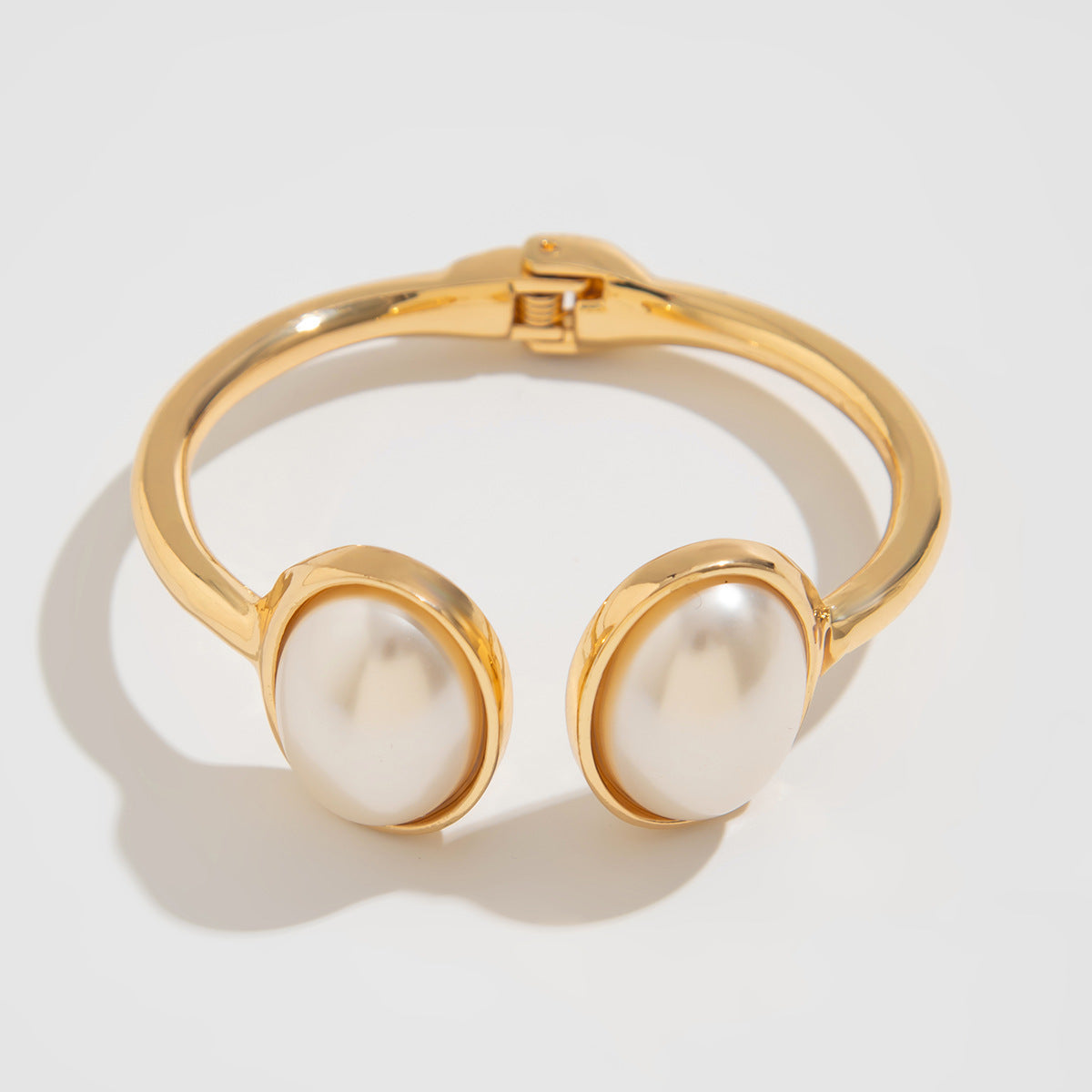 pearl-studded gold bangle – LUMI