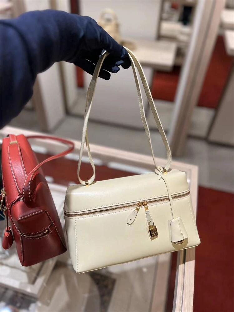 structured leather crossbody with gold lock detail – VERA