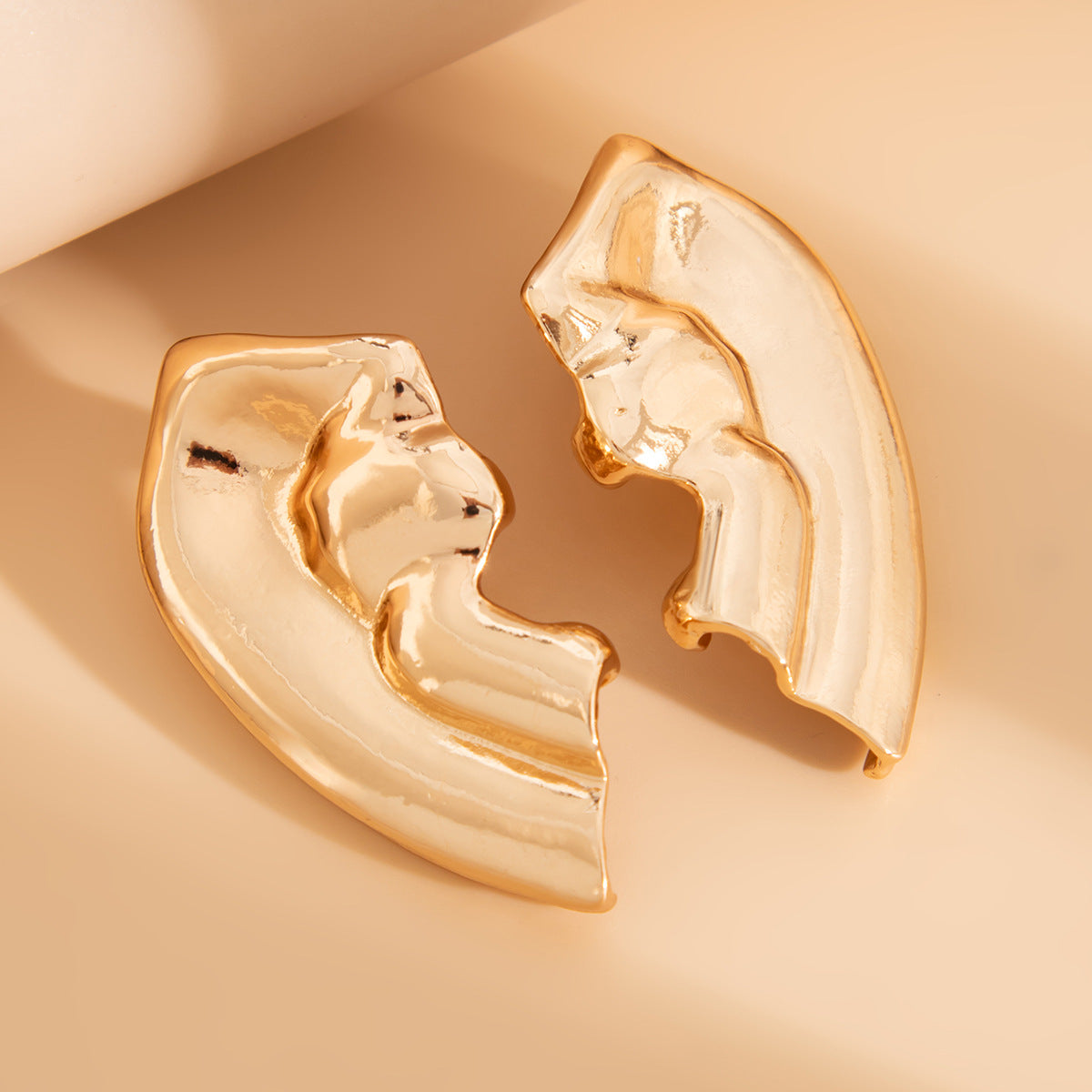 Abstract face silhouette stud earrings with curved edges - Nilga