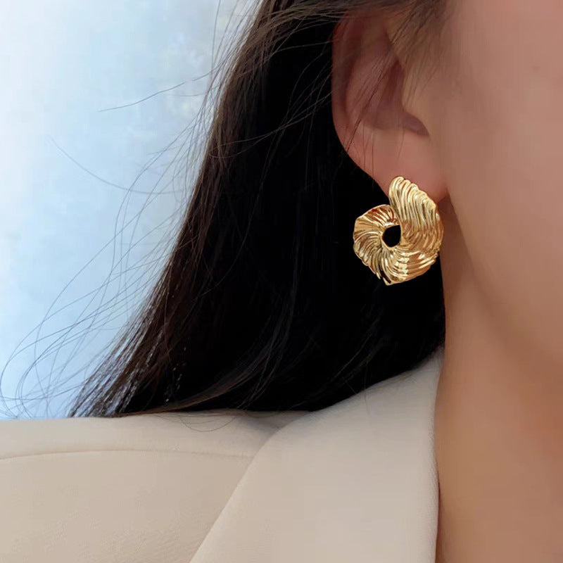 Sculptural swirl earring with metallic finish – Algur