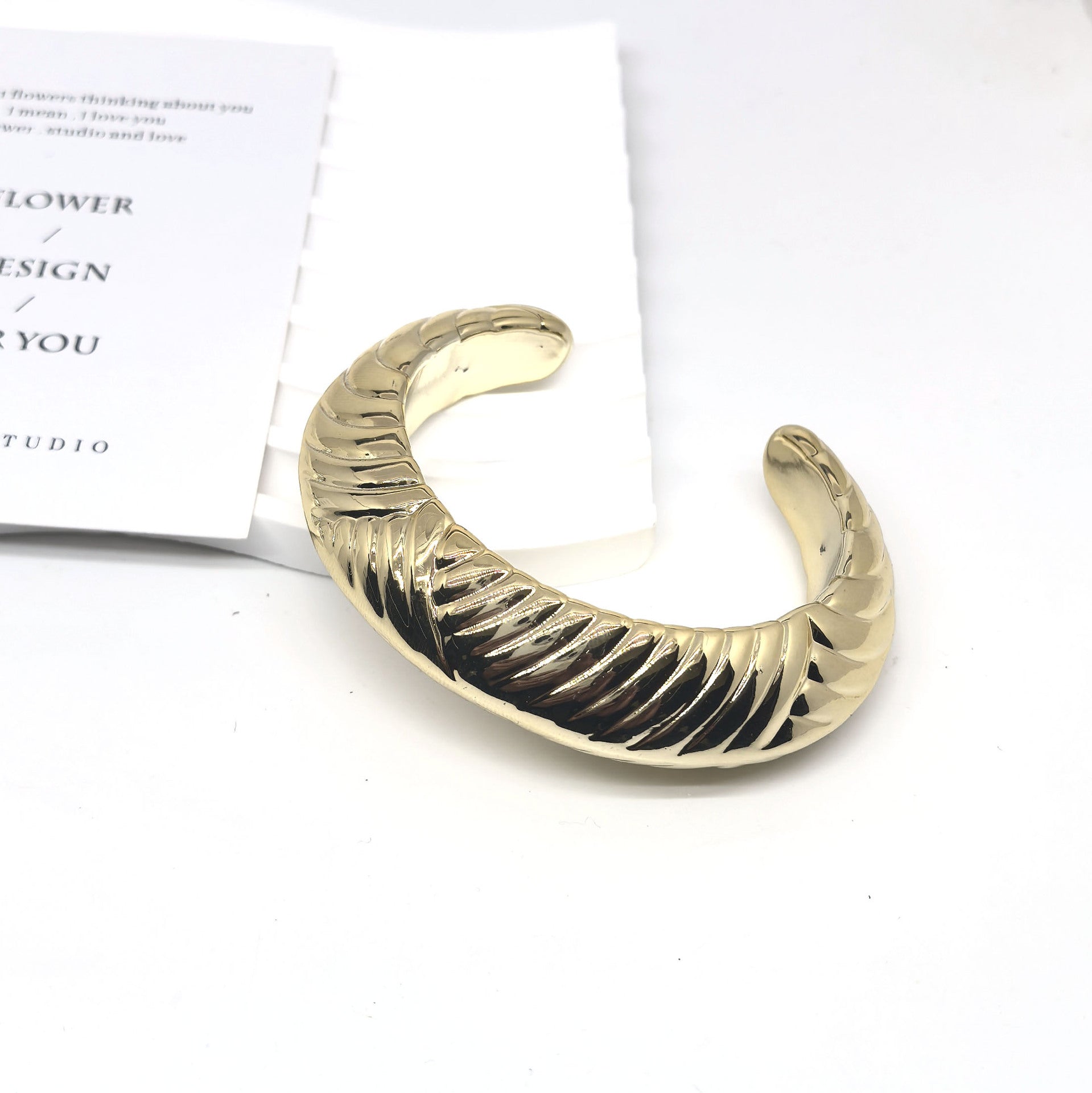 ribbed open cuff bracelet with high-shine gold finish – SERPENTA