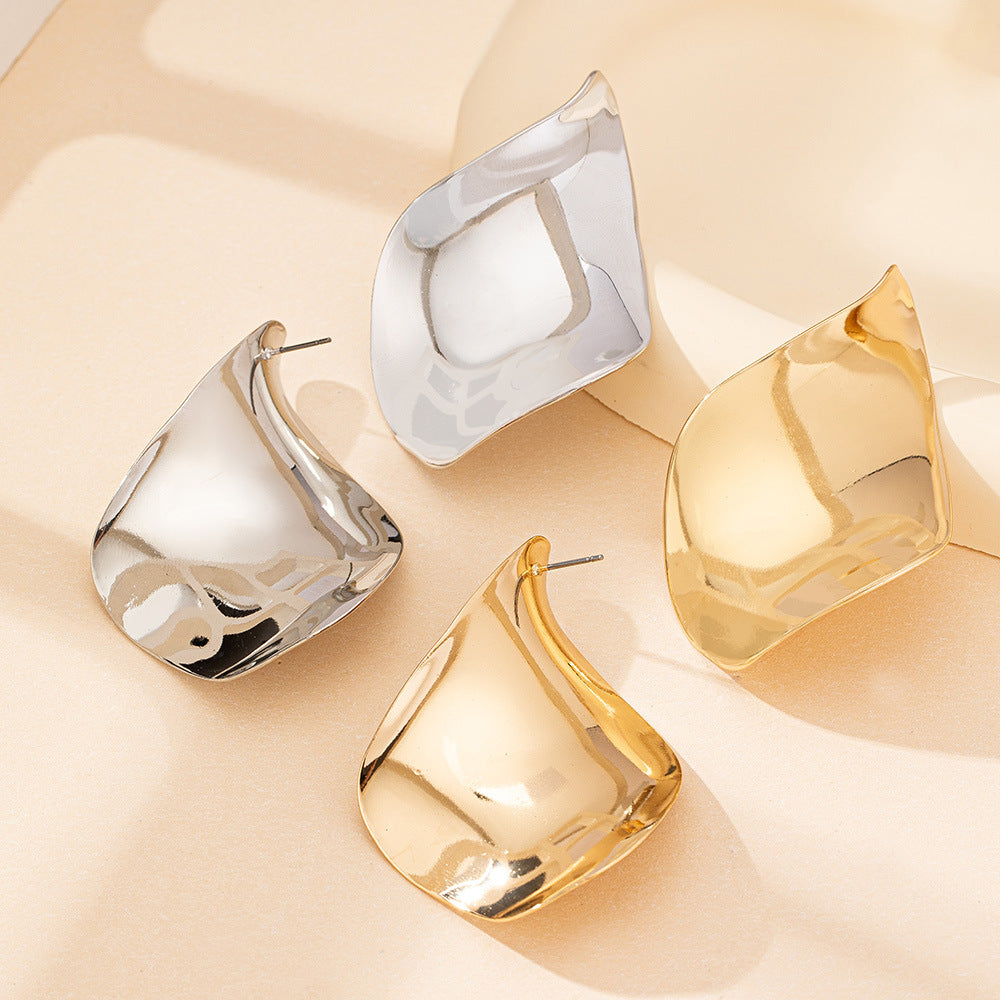 sculpted leaf-shaped stud earrings with high-shine finish - Limonu