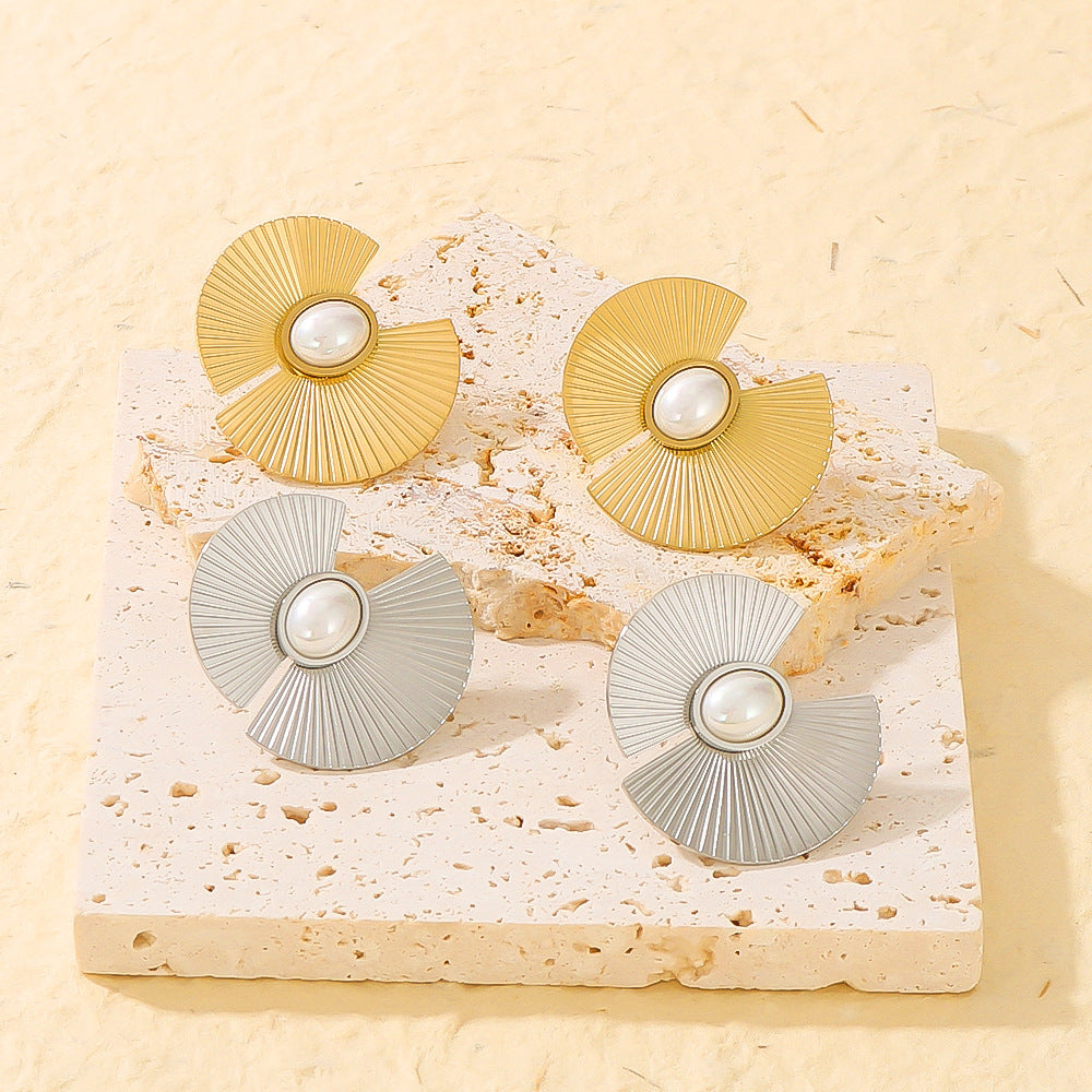 Half-moon fan earrings with pearl center – Solinu