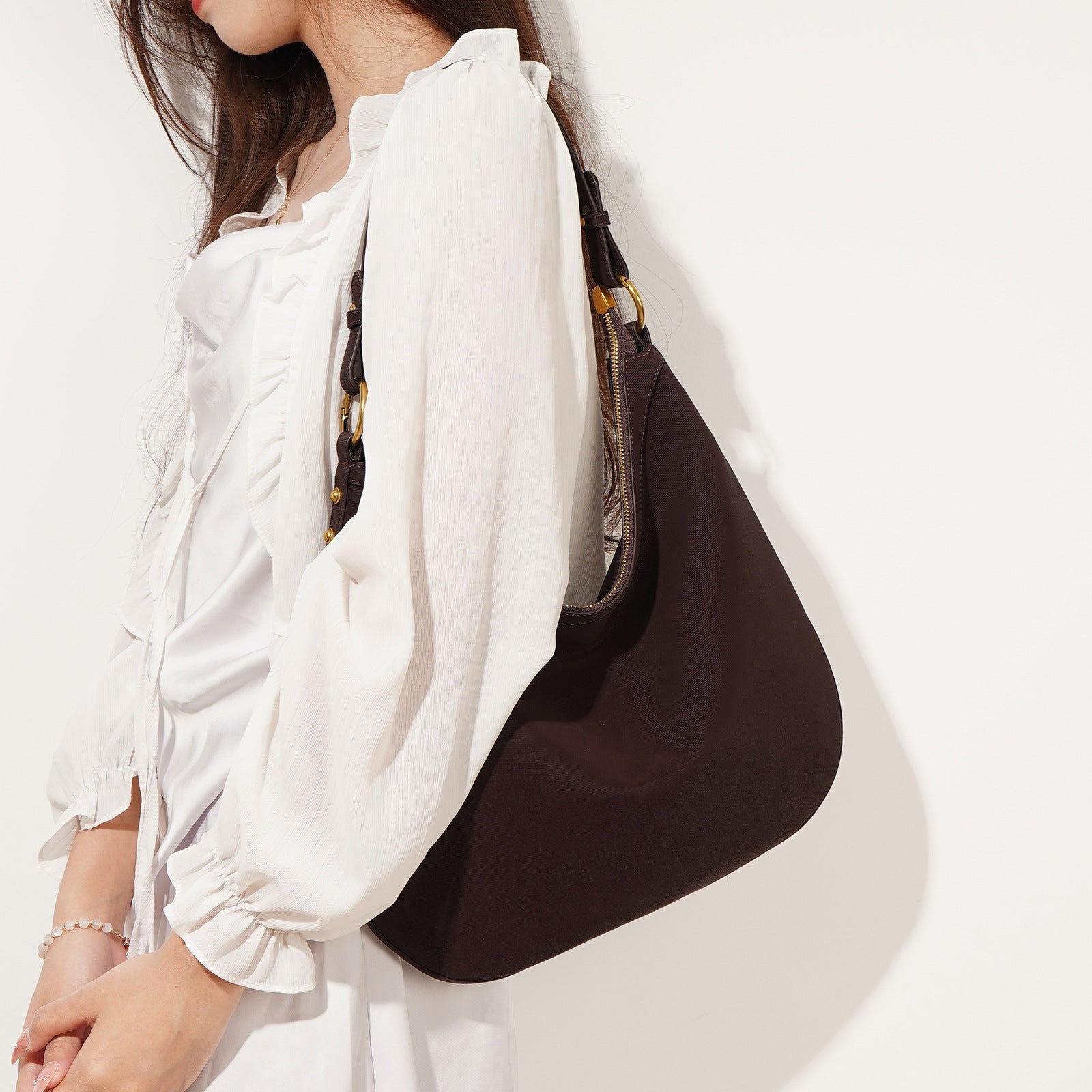 curved hobo shoulder bag with gold hardware - AXYA