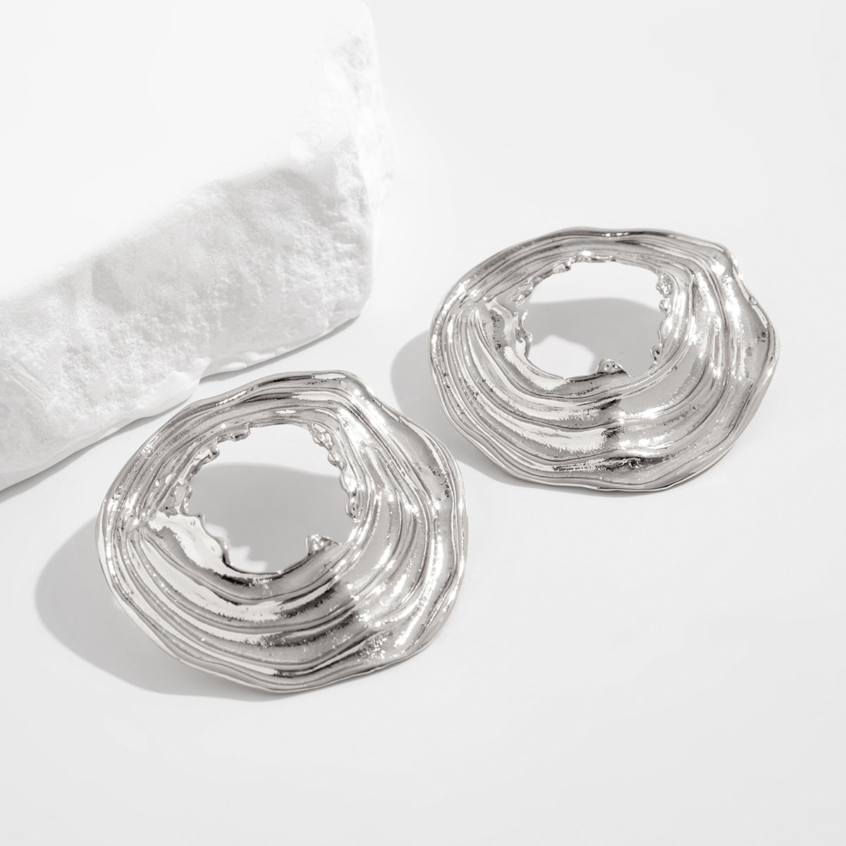 Textured open-circle earrings with sculptural ripples - Limali