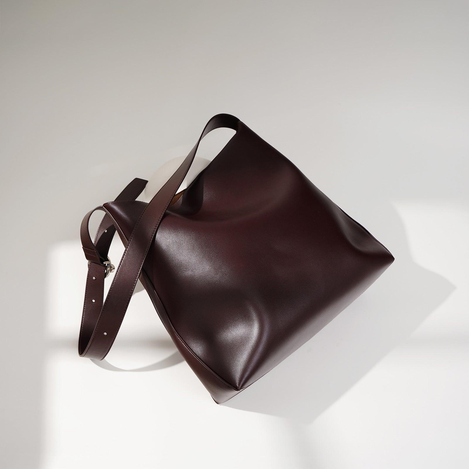 structured leather tote with wide strap – VERA