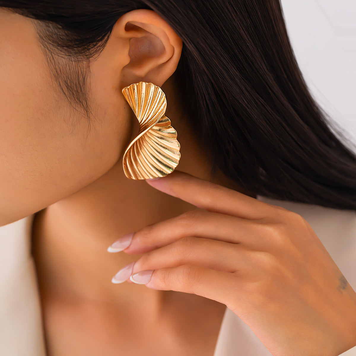 Ribbed twisted fan earrings in metallic finish - Copery