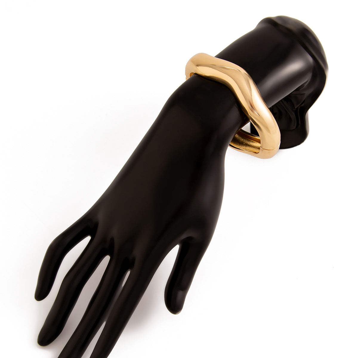 Asymmetric sculptural bangle with wave design - Enjur