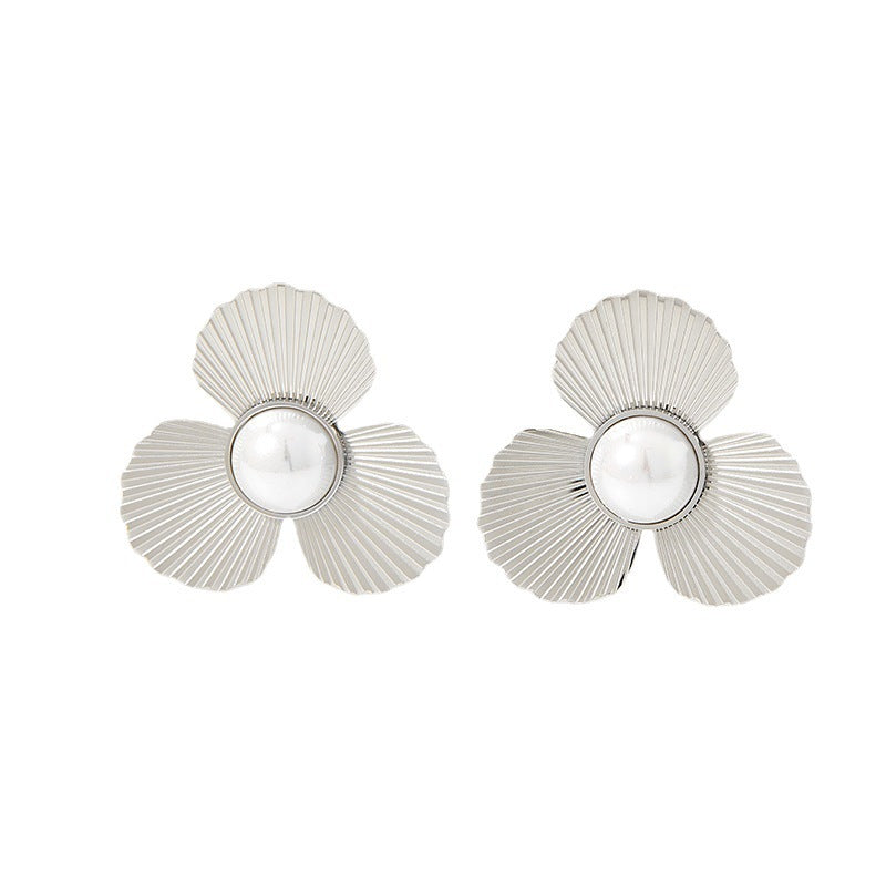 Textured flower stud earrings with pearl center – Blanki