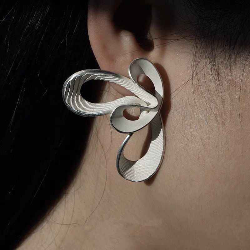 Sculptural looped earrings with layered ribbon texture - Irlino