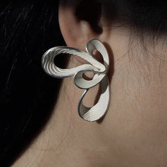 Sculptural looped earrings with layered ribbon texture - Irlino
