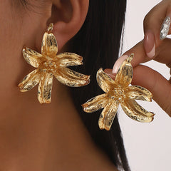 openwork daisy earring with textured gold petals – LIVIA