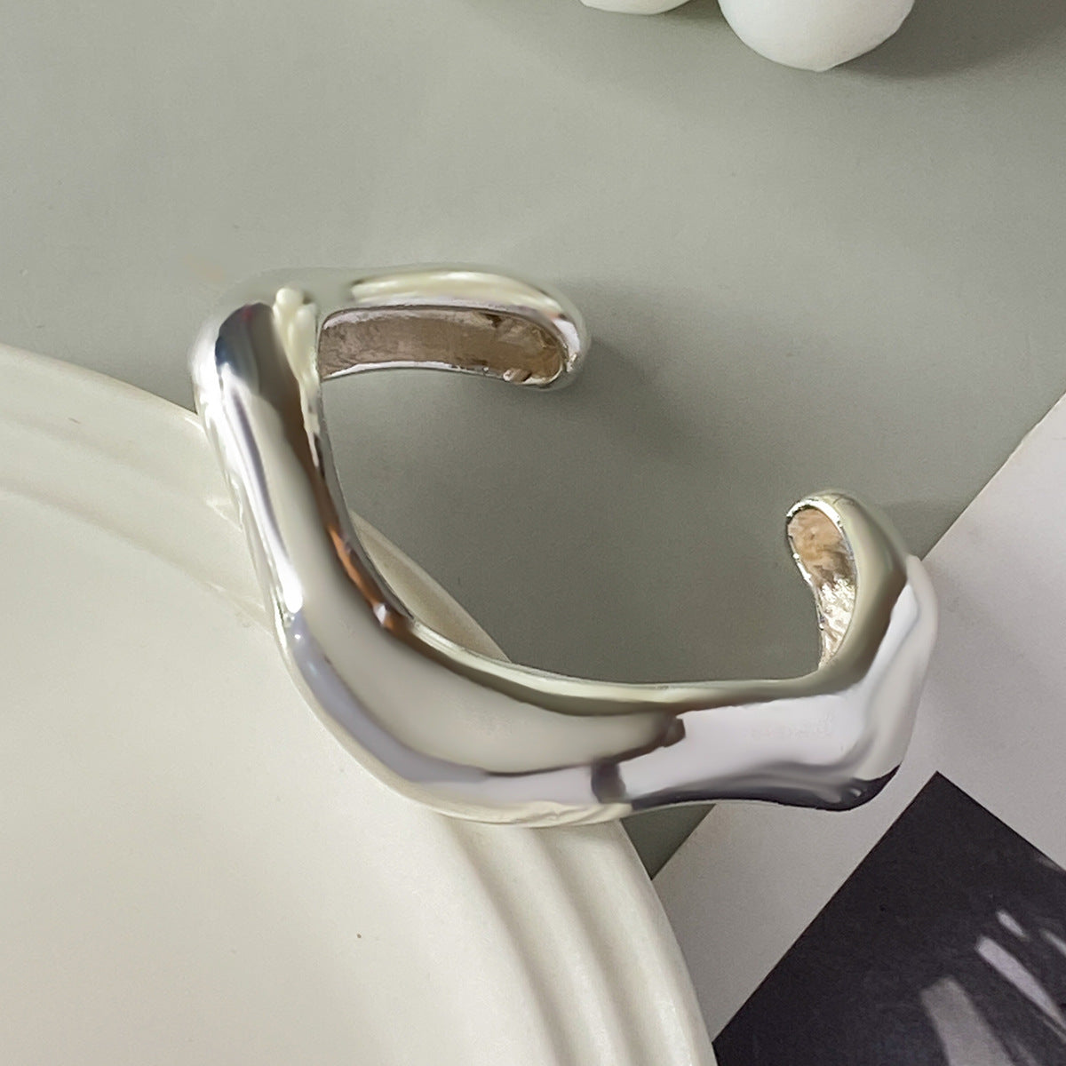 Asymmetric sculpted cuff bracelet in high-shine finish – Niklu