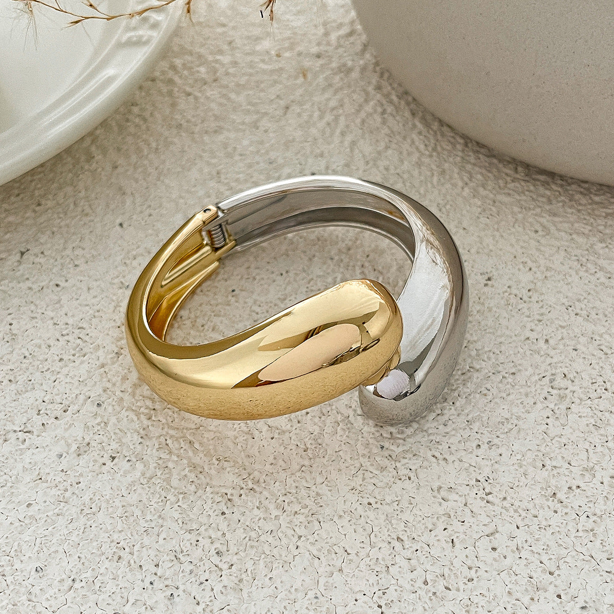 sculpted gold cuff bracelet with fluid twist – ARYIY