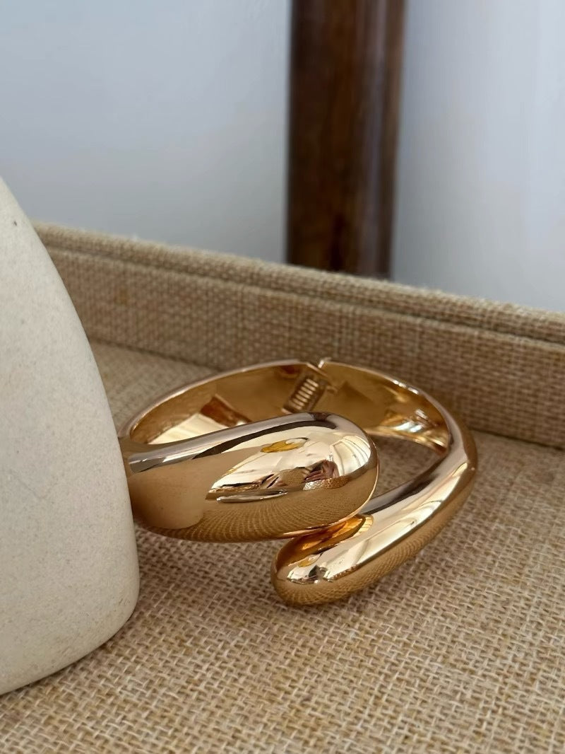 sculptural open cuff bracelet in high-shine silver – NUVOLA