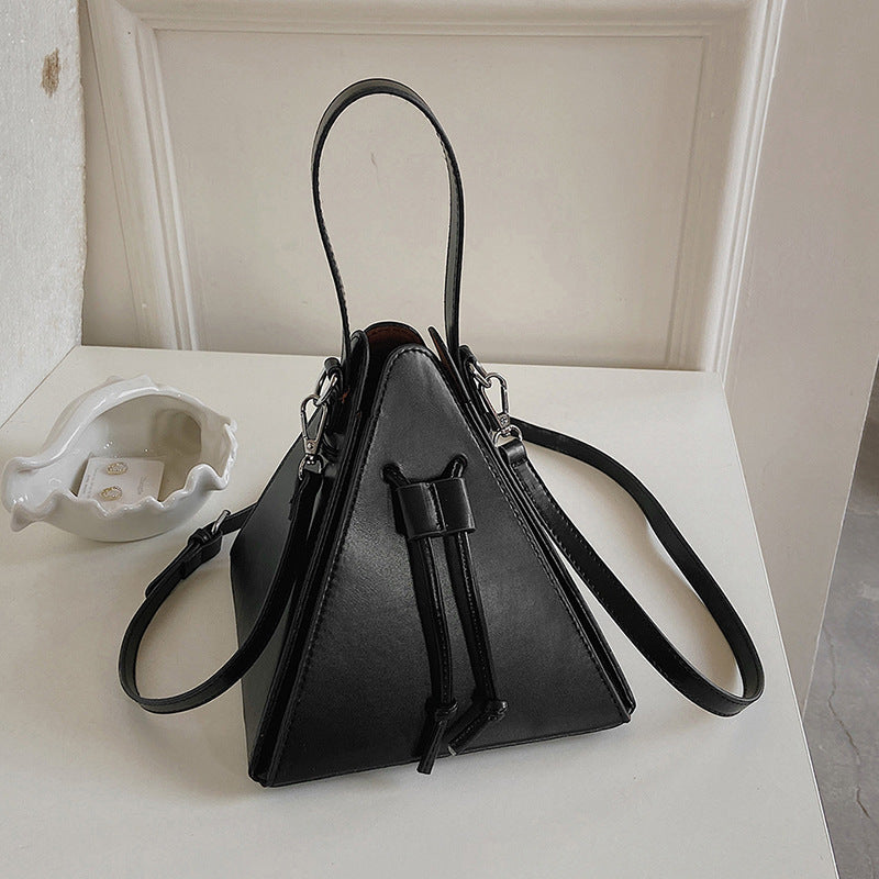 geometric pyramid crossbody with contrast trim – NOXAS