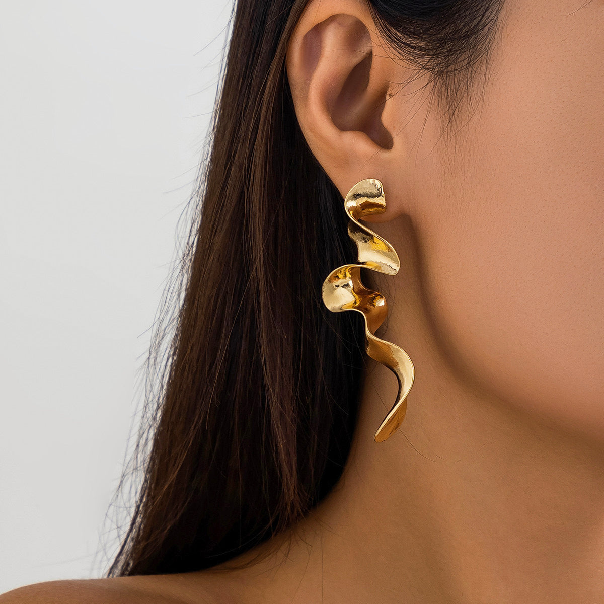 sculptural wave earrings in high-shine gold – SERPENTA