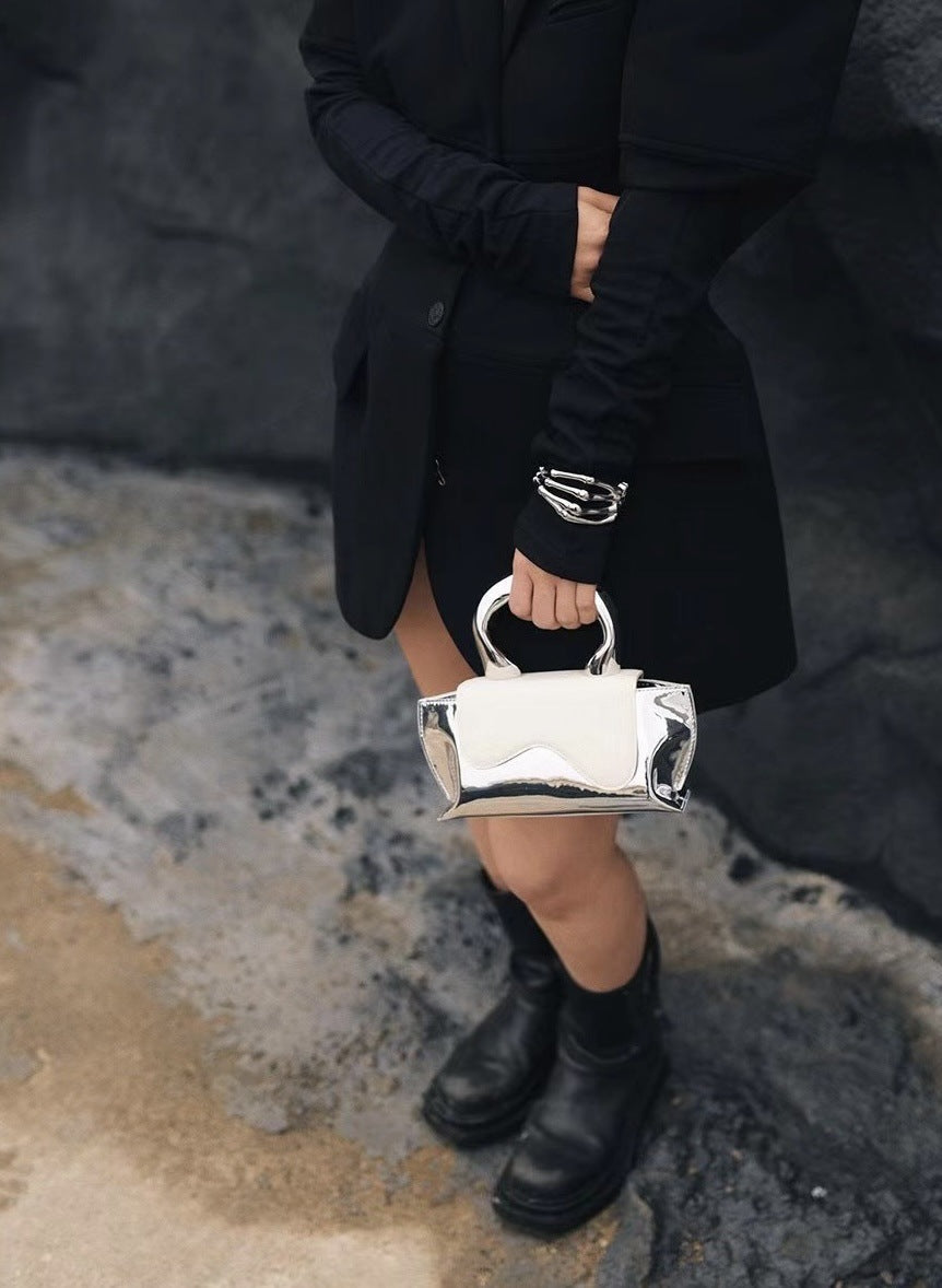 metallic-handle mini clutch with wavy flap - Xiuhtonal