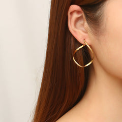 Twisted infinity hoop earrings with engraved detail - Solida