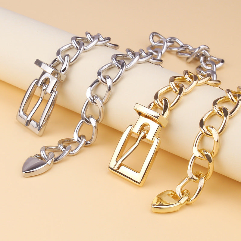 Chunky chain choker with buckle and heart pendant - Bebzi