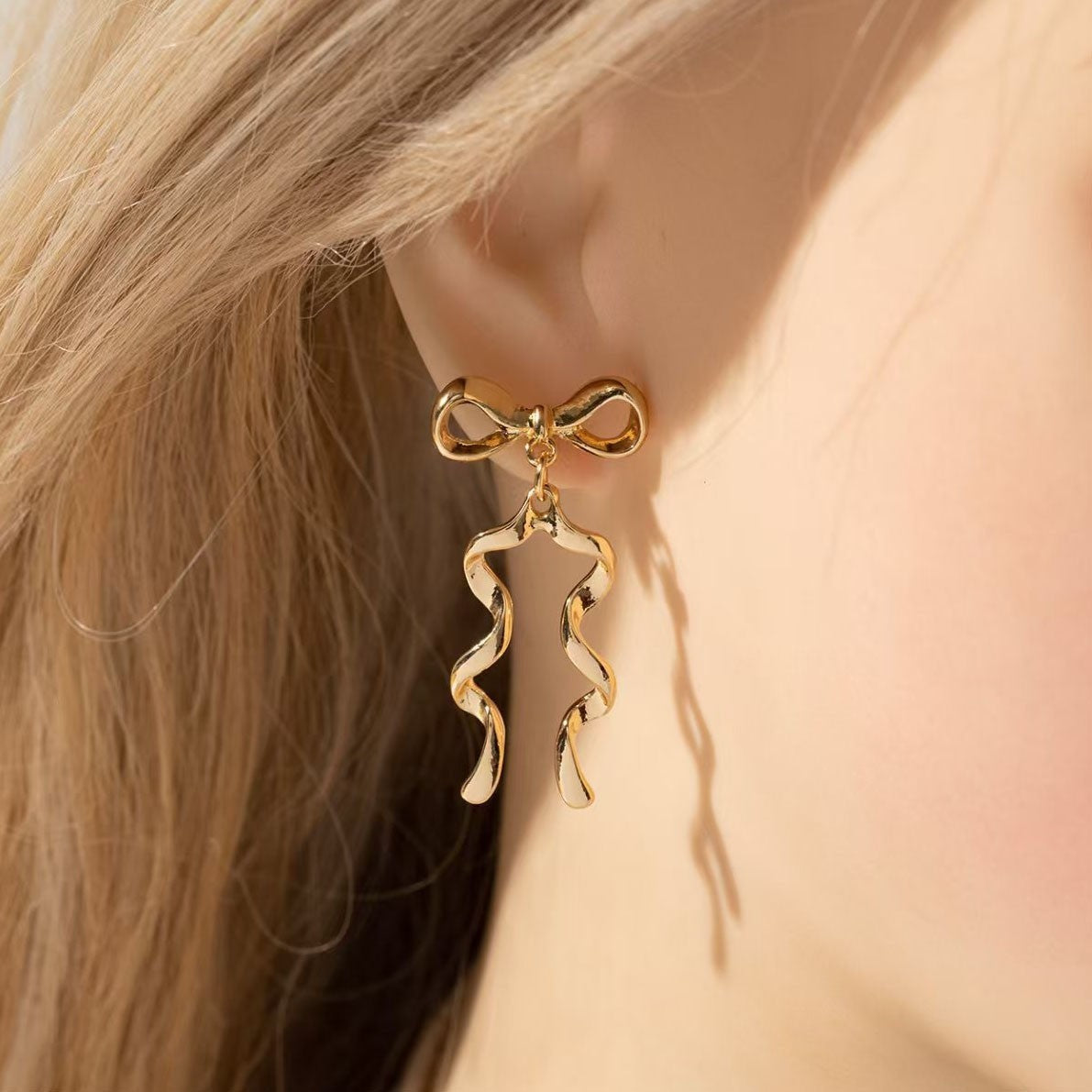 twisted ribbon drop earrings with metallic waves – Rukjino