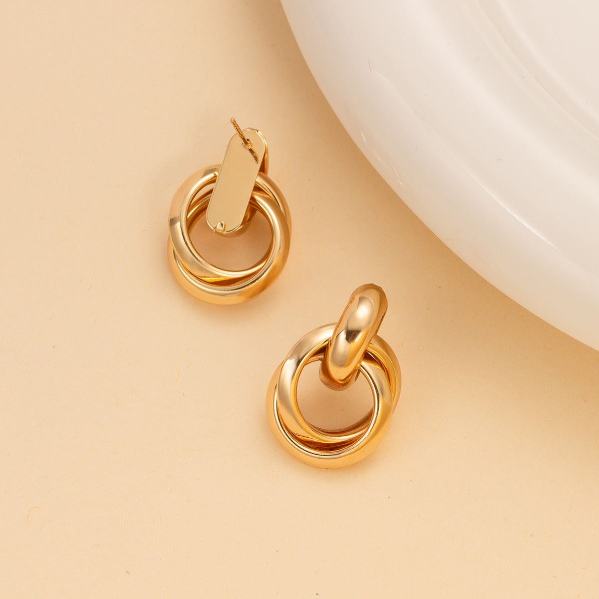 Interlocking round hoop earrings with gold finish - Orboni