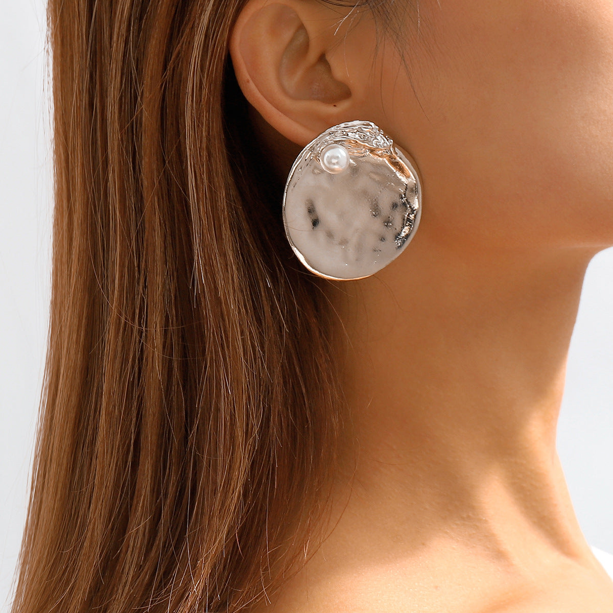 Round hammered earrings with pearl accent - Inzuva