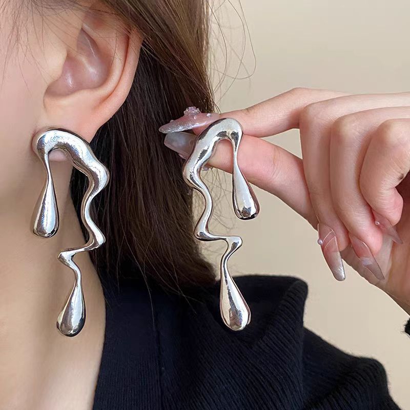 Asymmetric melted metal drop earrings - Nandi