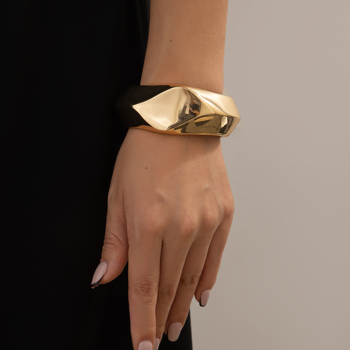 sculptural gold bangle bracelet with folded edge – NOVIA