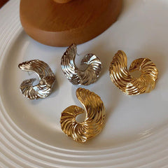 Sculptural swirl earring with metallic finish – Algur