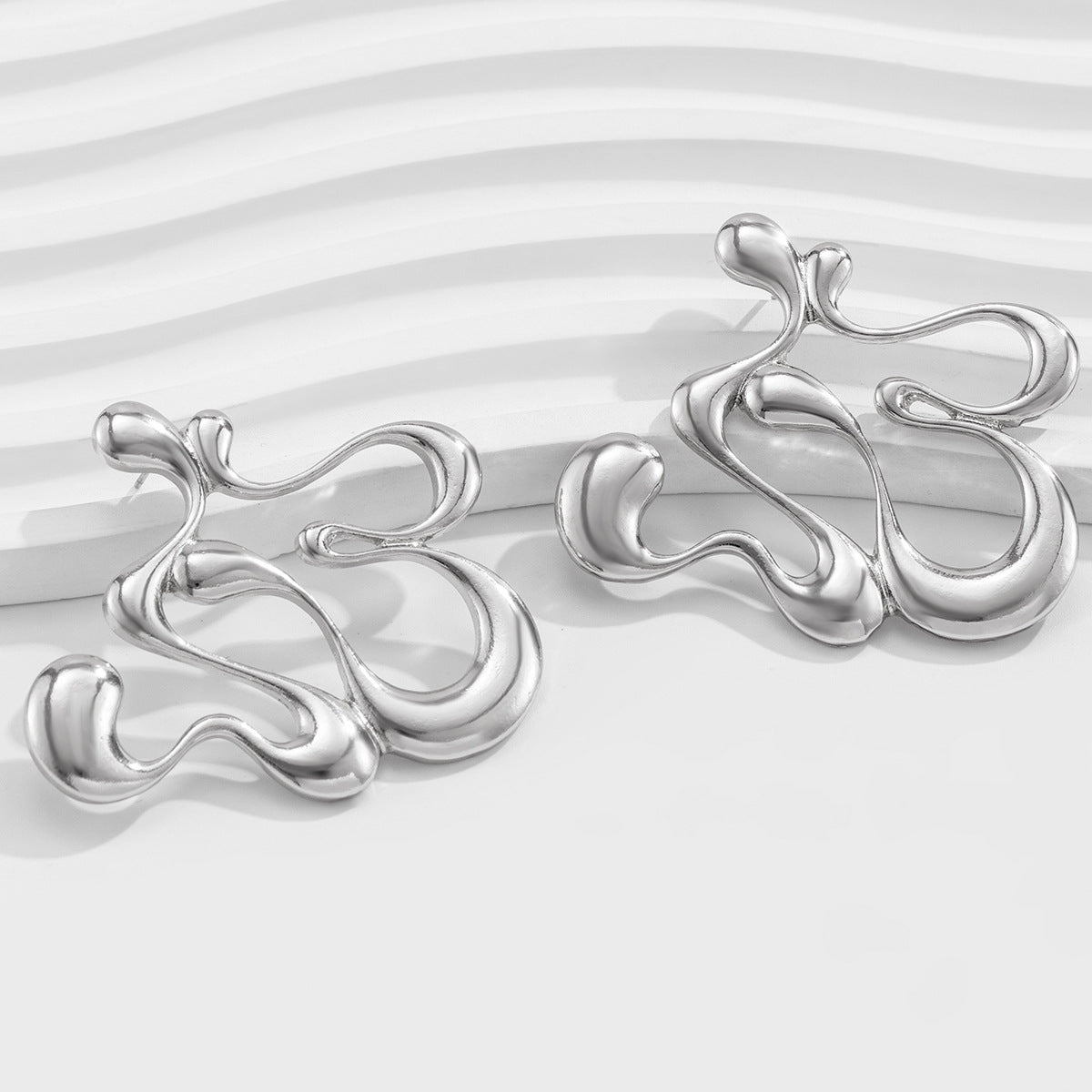 Sculptural drip-shaped earrings with statement curves – Lunimak