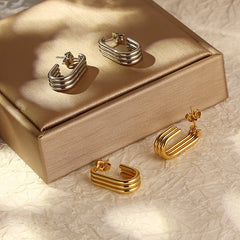 Ribbed U-shaped hoop earrings in gold & silver – Nasqa