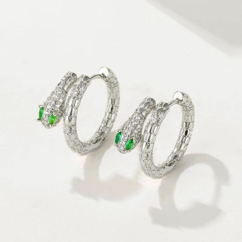 Textured snake hoop earrings with emerald eyes – Vendusi