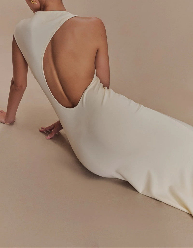 Sleeveless fitted gown with high neckline – Inary