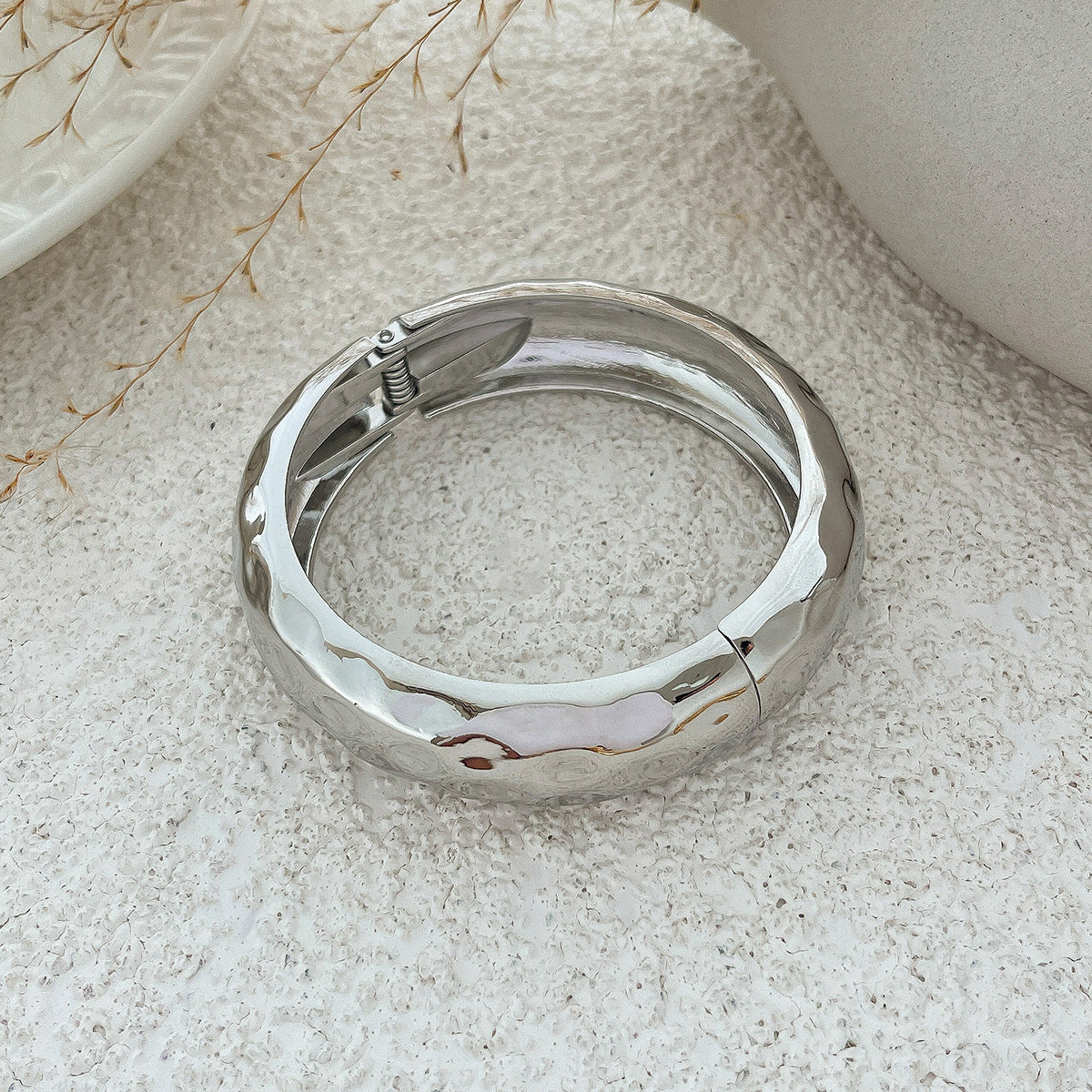 hammered bangle with bold finish – SOLARA