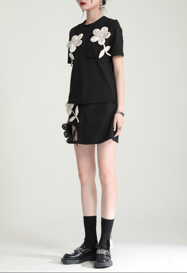 short-sleeve black t-shirt with 3D floral appliqué - BLOSM