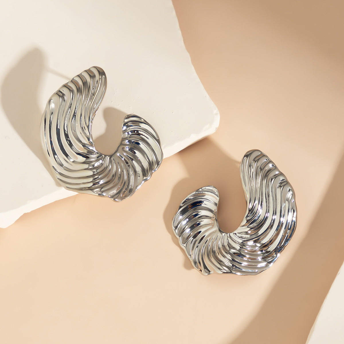 sculpted wave hoop earrings in polished gold – MARINA