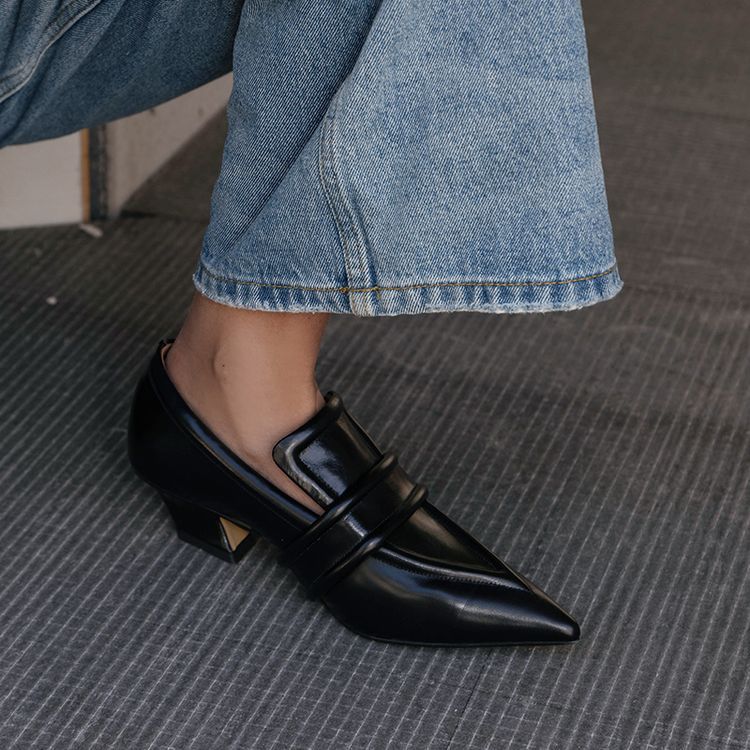 patent pointed loafers with double strap detail – VITTORIA