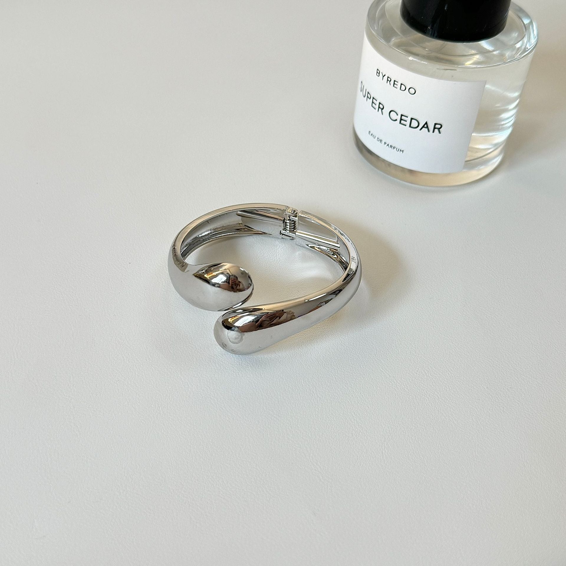 sculptural open cuff bracelet in high-shine silver – NUVOLA