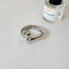 sculptural open cuff bracelet in high-shine silver – NUVOLA
