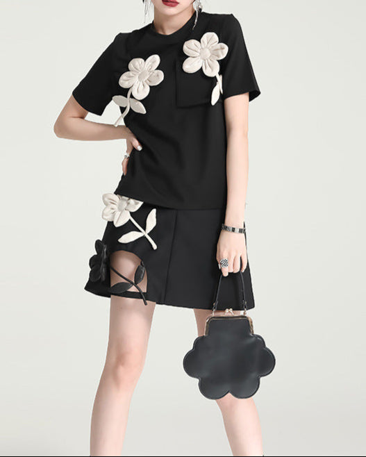 short-sleeve black t-shirt with 3D floral appliqué - BLOSM
